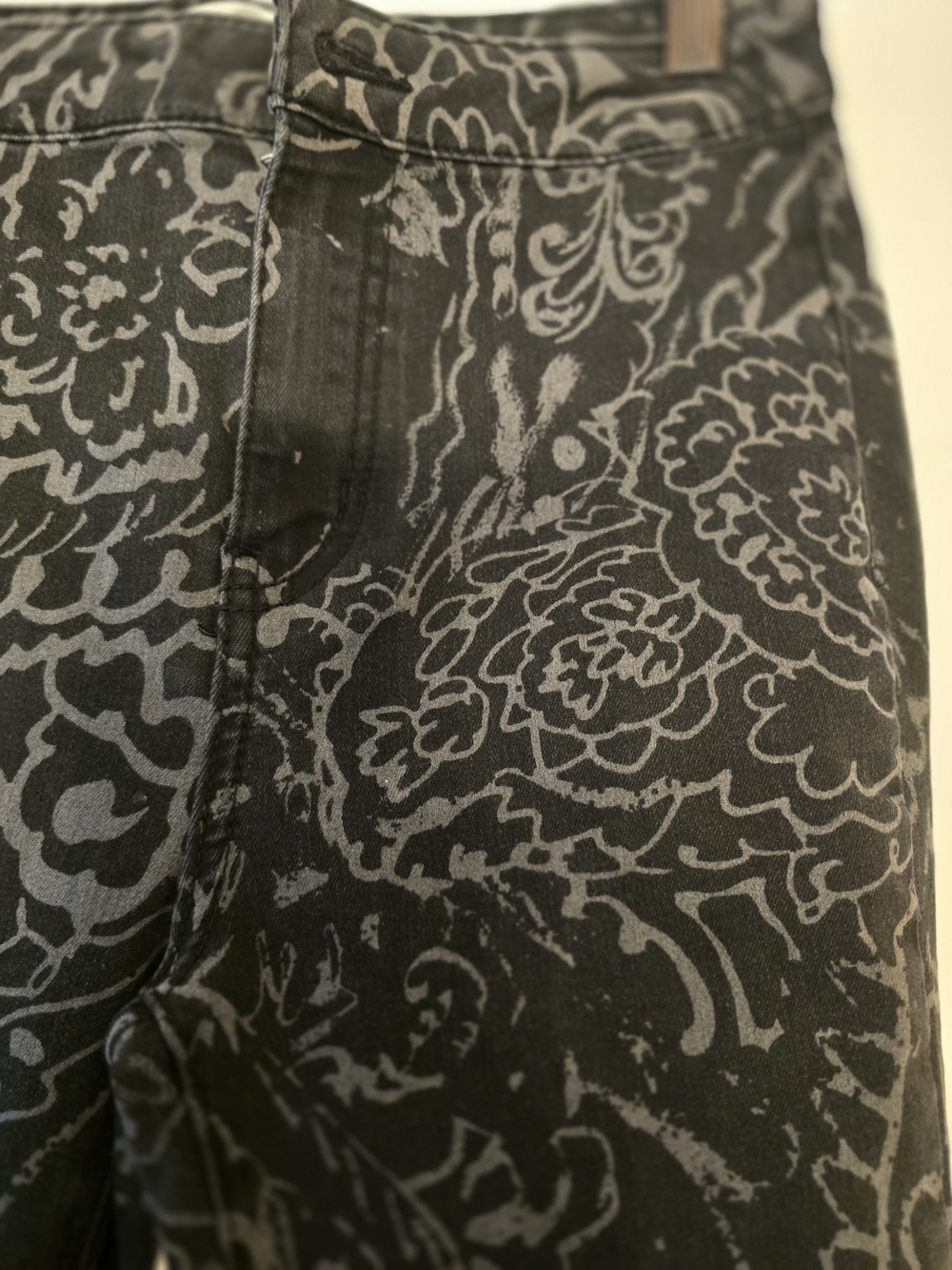 O We The Free Black Pattern-Print Super Flare Jeans Size 26 - Picture 3 of 6